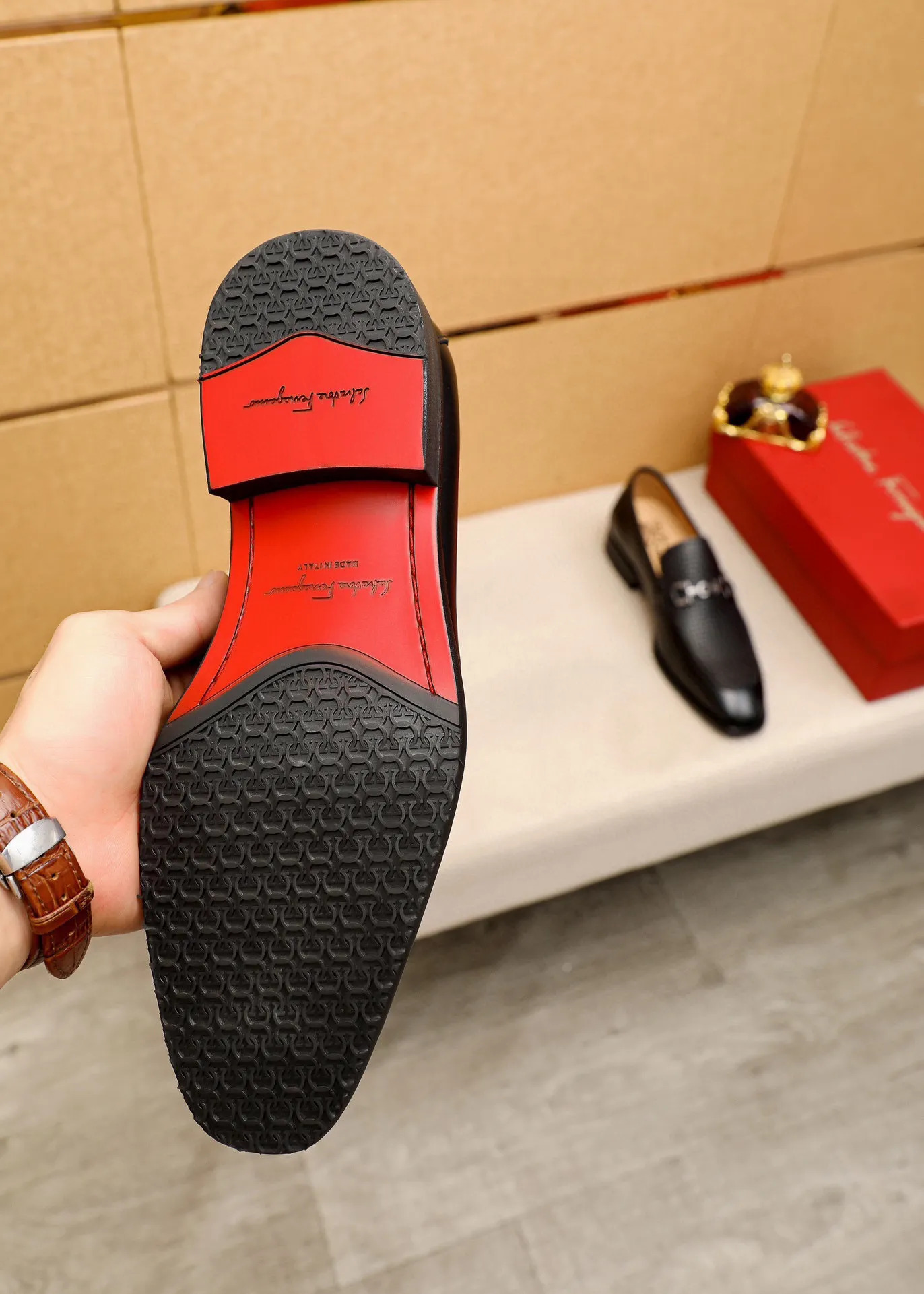 Men's shoes 💰460 💐 Product trademark: Ferragamo "Ferragamo" casual leather shoes Regular size: 38-44 (custom-made for 45🉑️) Product materials: Selected imported first-layer calfskin embossed upper + original hardware buckle, imported water-dyed cowhide leather lining. Strong three-dimensional visual effect, combined outsole Color: 2⃣️colors available
